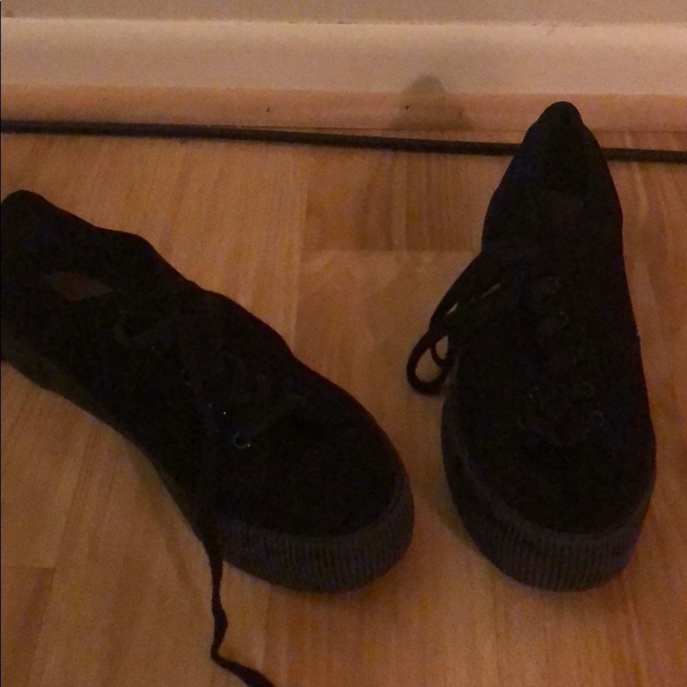 Divided women’s size 8 platform lace up